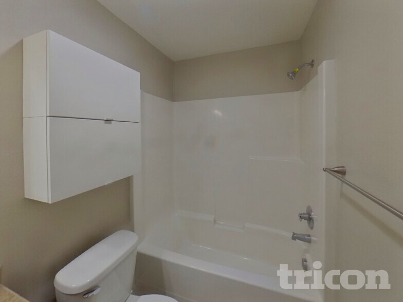 Building Photo - 6500 NE 86th Ave