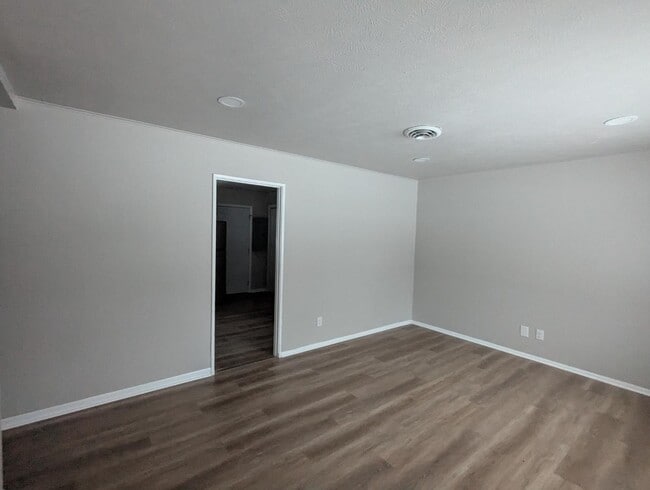 Building Photo - 304 Teri St