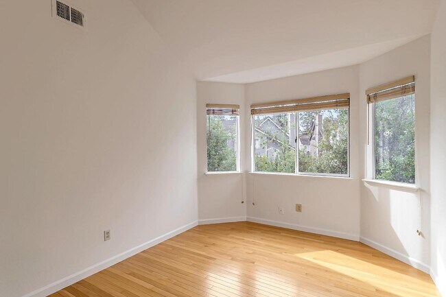 Building Photo - 302 Tadley Ct