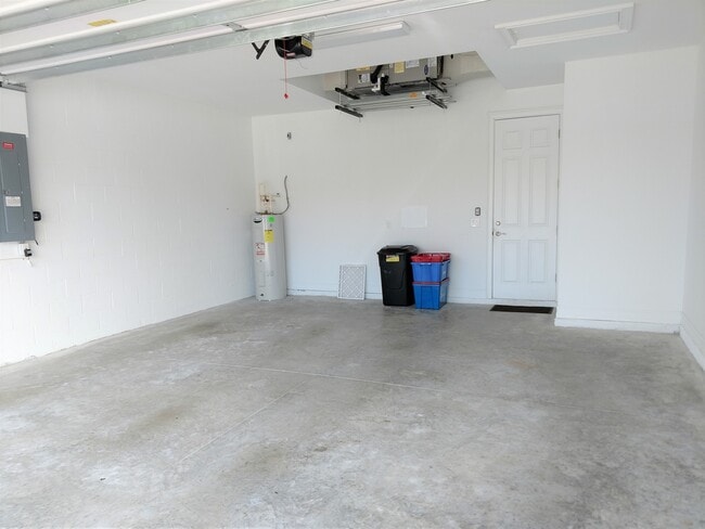 Building Photo - Unfurnished Annual Rental - Lovely 3 Bedroom Home in Calusa Park. Nicely upgraded and Pet Friendly