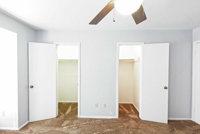 Building Photo - Dallas Townhome with Reserved Parking