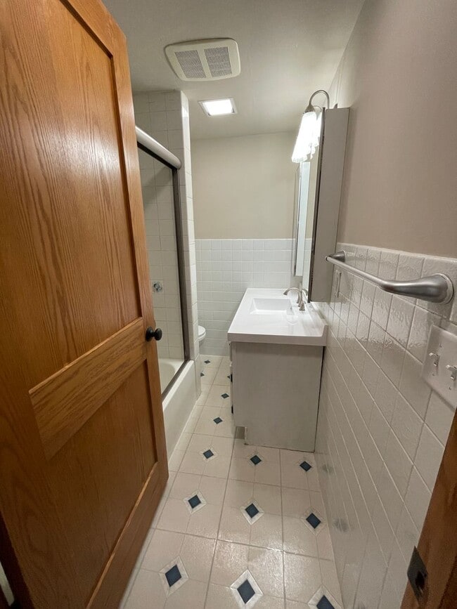 Building Photo - Remodeled 3 Bedroom , 1 Bath Home!