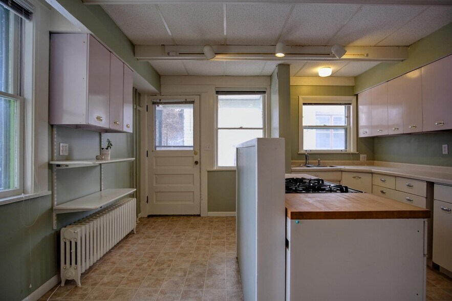 Building Photo - 1685 Taylor Ave W