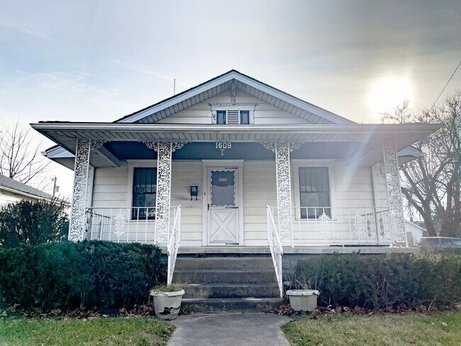 Building Photo - Near to Downtown