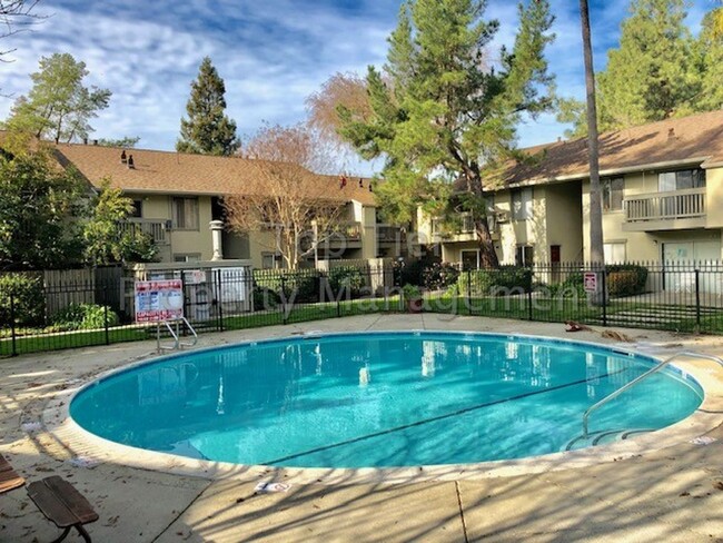 Building Photo - Meticulously renovated 2 Bd/1 Ba, 889 sf, ...