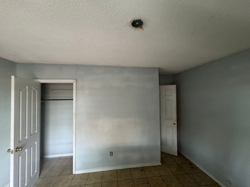 Building Photo - 811 E Ave D