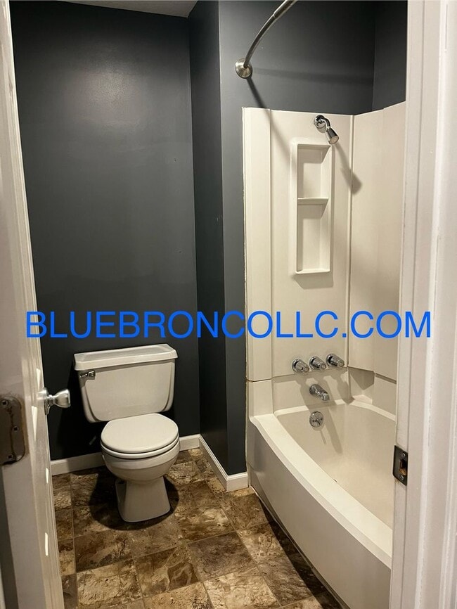 Building Photo - Great price for 2 bedroom townhome, spacio...