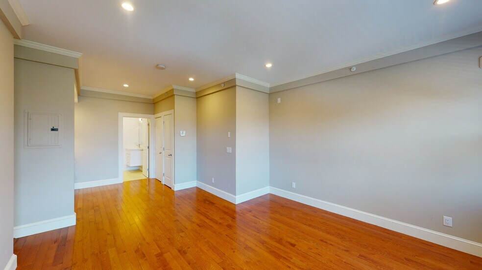 Building Photo - 873 Beacon St