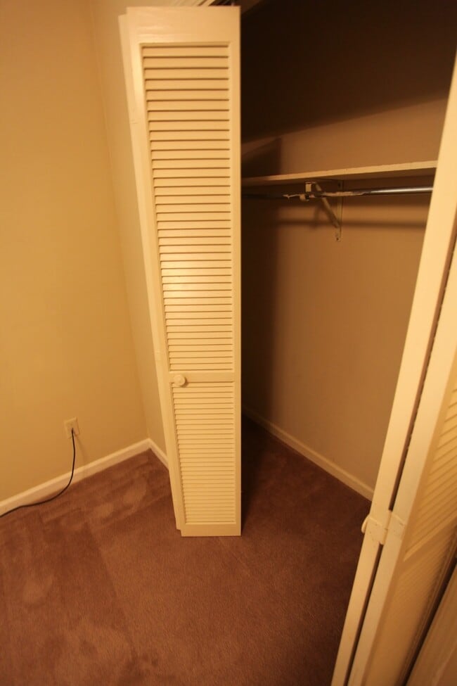 Building Photo - Hampton Drive Duplex Available August!