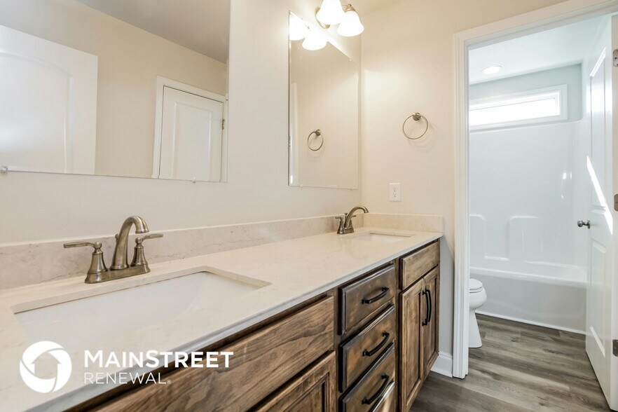 Building Photo - 187 Day Lily St