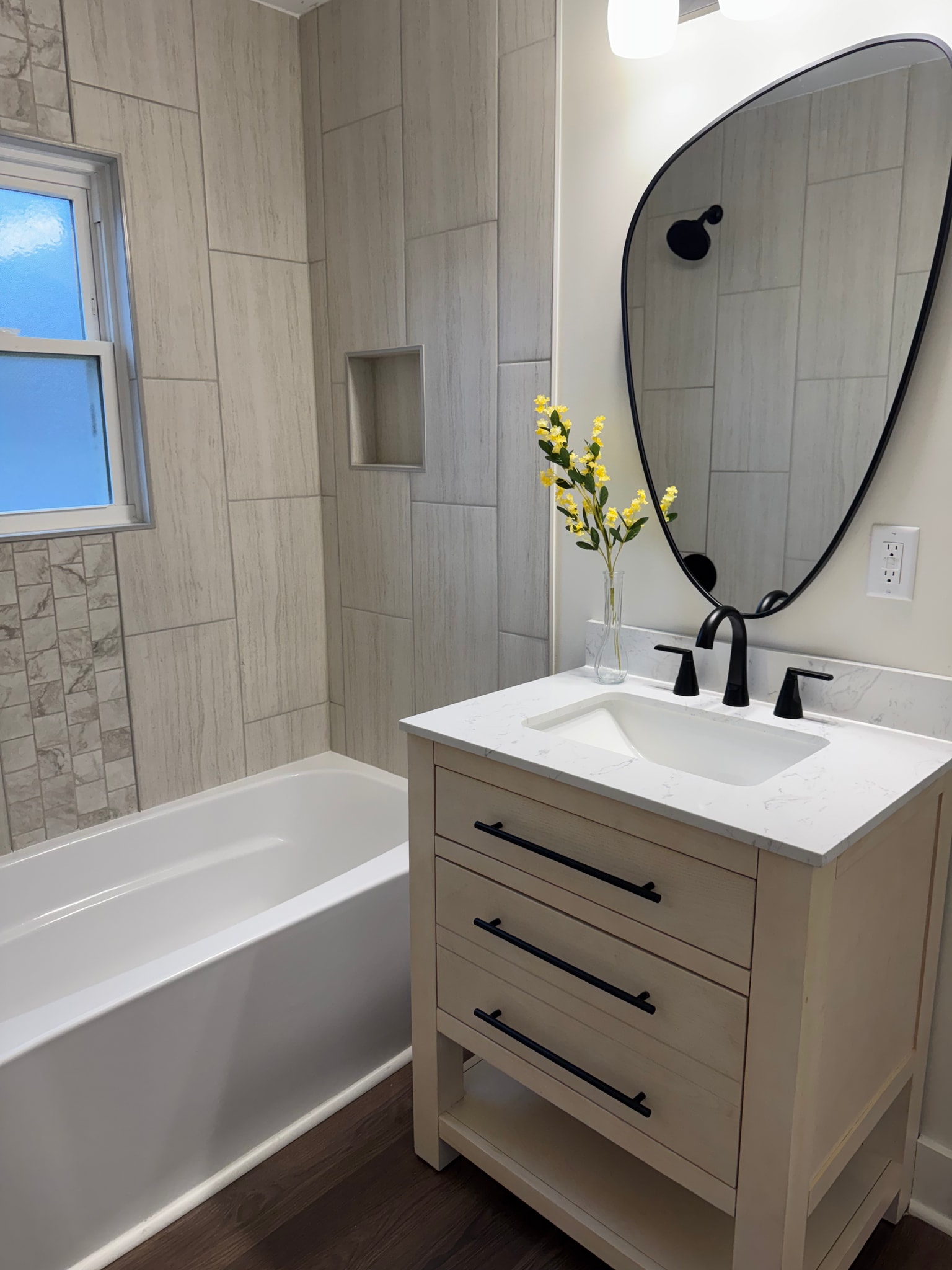 Building Photo - 515 E 9th St