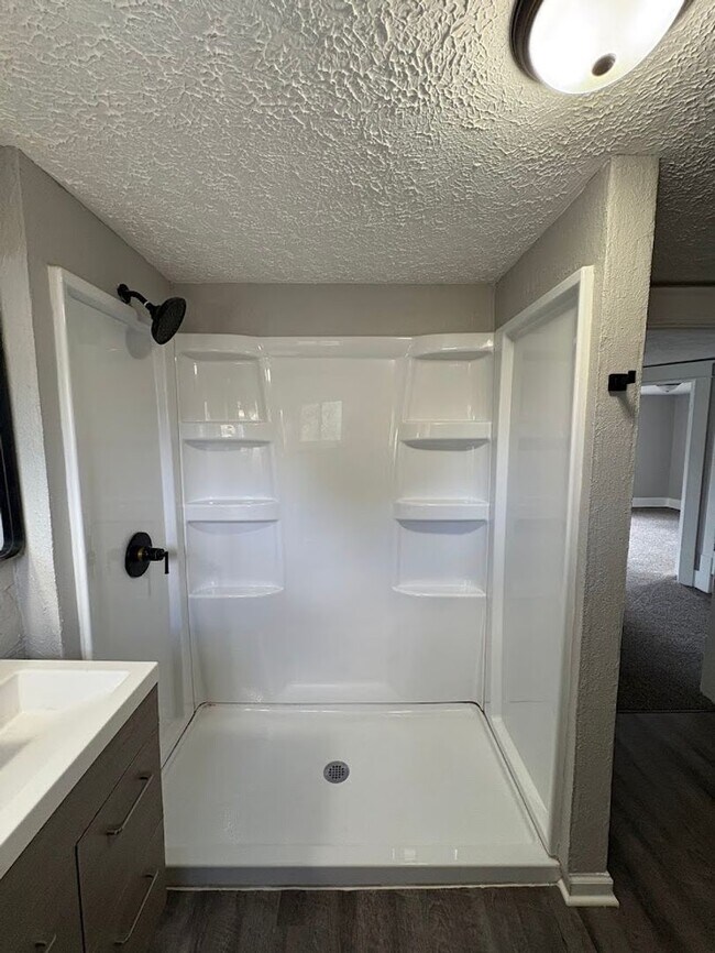Building Photo - Four bedroom one bathroom home for rent