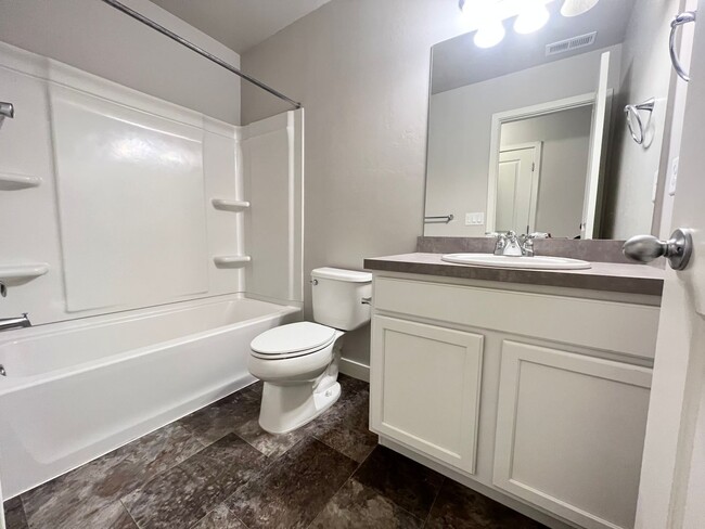 Building Photo - 3 Bedroom/3.5 Bathroom Townhome in South J...