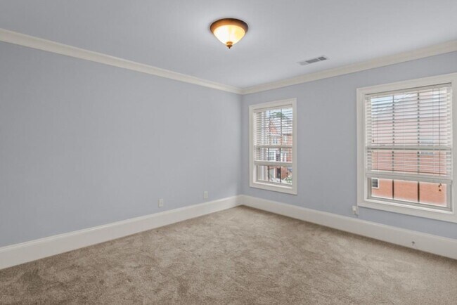Building Photo - 1820 Dorman Ave NE