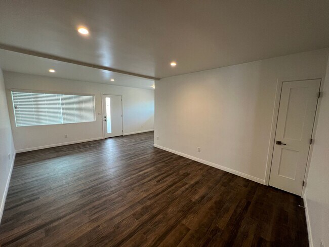 Building Photo - Midtown Gorgeous Updated Apartment! 2/2 downstairs!