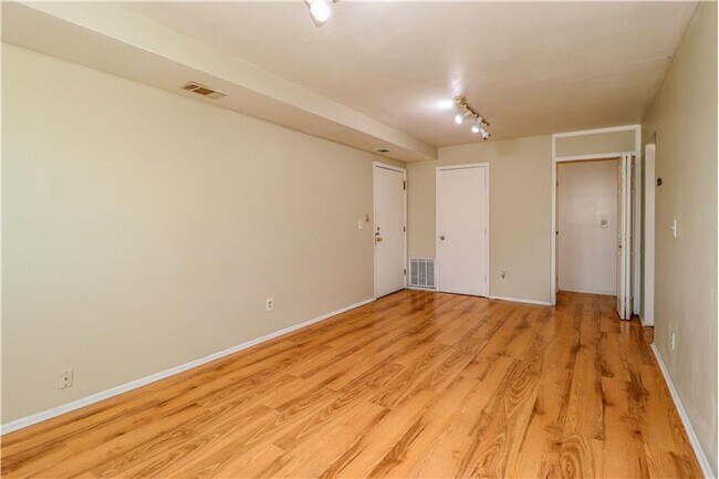 Building Photo - 18 College Dr