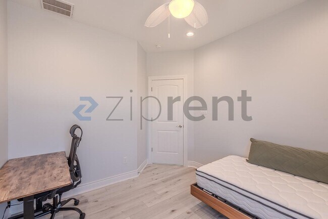 Building Photo - Unit