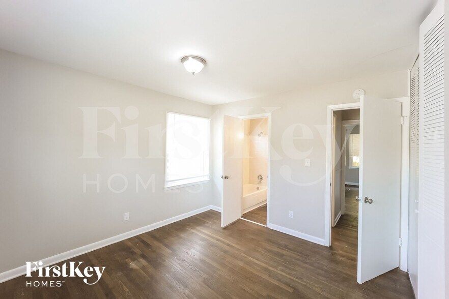 Building Photo - 642 Roxbury Dr