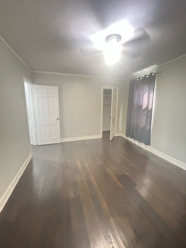 Building Photo - 8825 S Kenwood Ave