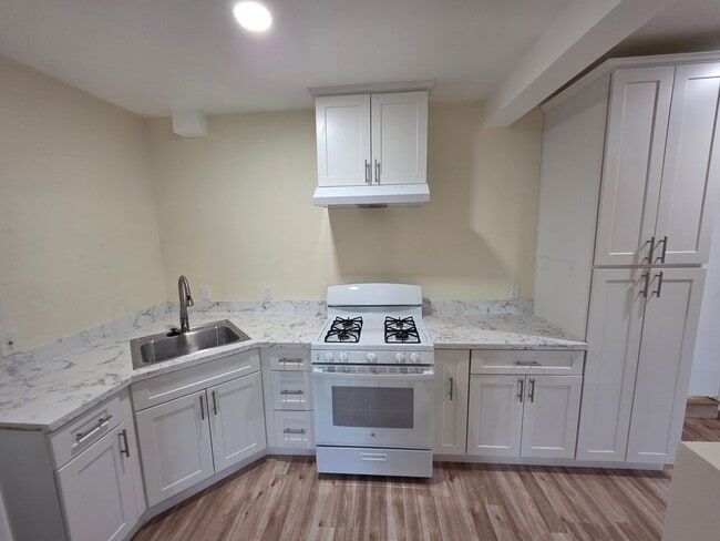 Building Photo - 524 W Greenwood Ave