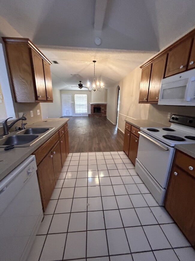 Building Photo - House Located Minutes From Park, School & Restaurants!