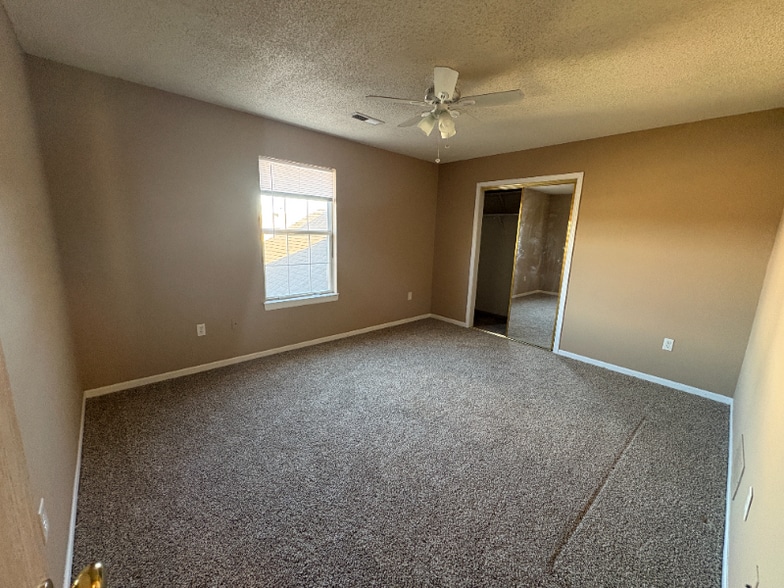 Building Photo - 1244 NW Phelps Dr