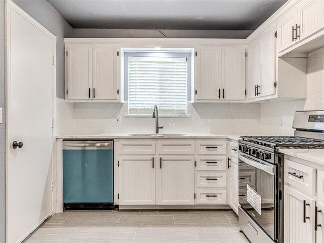 Building Photo - 14008 Gateway Dr