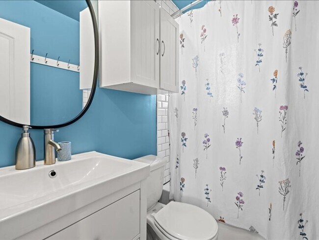 Building Photo - Distinctive Two Bedroom Beauty in Deanwood