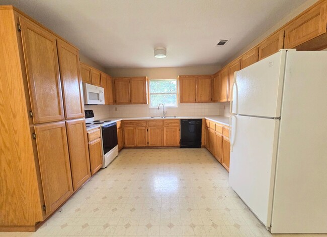 Building Photo - Charming 3-Bed, 2-Bath Country Home in Kem...