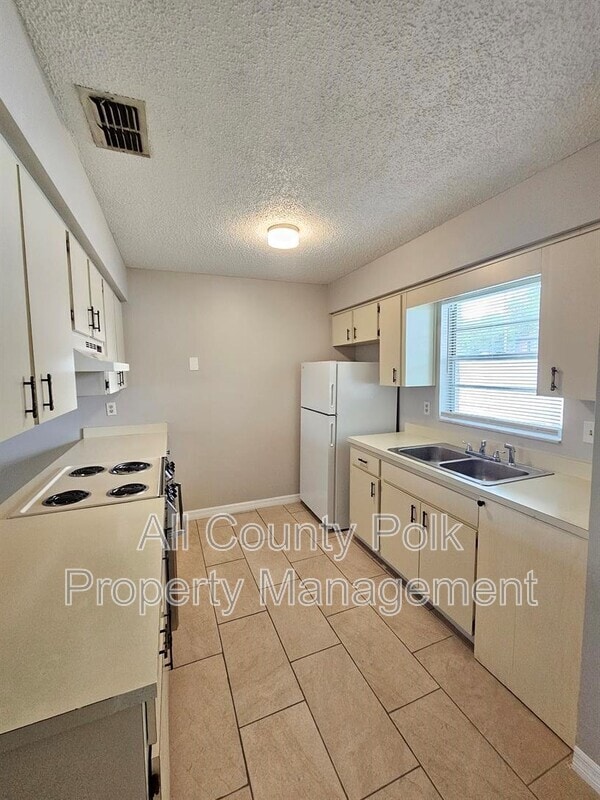Building Photo - 5423 N Orange Ave