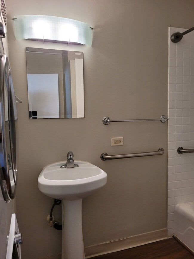 Building Photo - Quiet Makiki unit 1bd, 1bath, 1pkg covered...