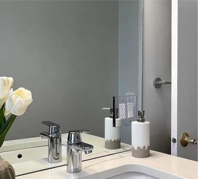 Building Photo - 14 Summer St