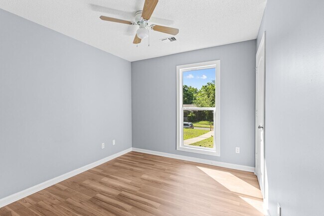 Building Photo - Beautifully Renovated 3 Bedroom 2 Bath Hom...