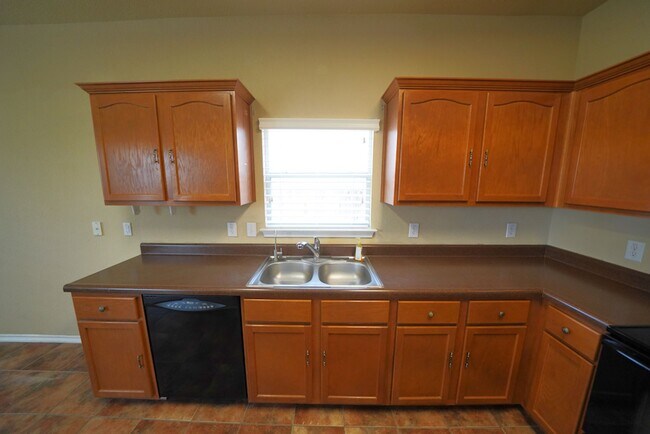 Building Photo - Spacious Home in Cibolo with 3 Car Garage! Realor Commission: $750