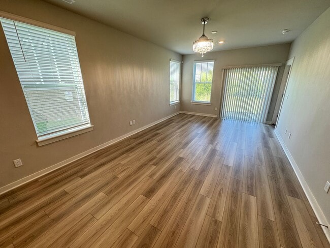 Building Photo - FOR LEASE- TOWNHOME IN LEBANON!