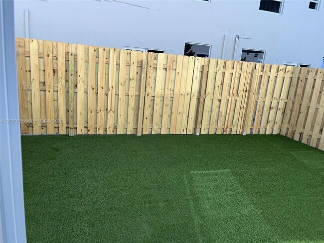 Building Photo - 2679 SE 25th Ter