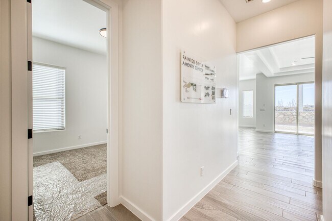 Building Photo - Beautiful East side House 4 bed-2.5 baths, part of The Overlook Casa Club that includes Swimming ...