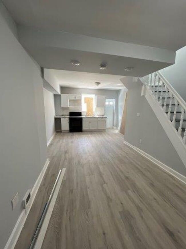 Building Photo - Stunning Renovated, & great location