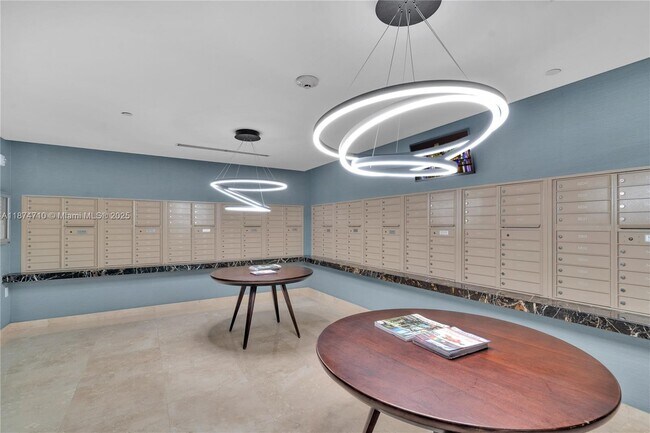 Building Photo - 15811 Collins Ave