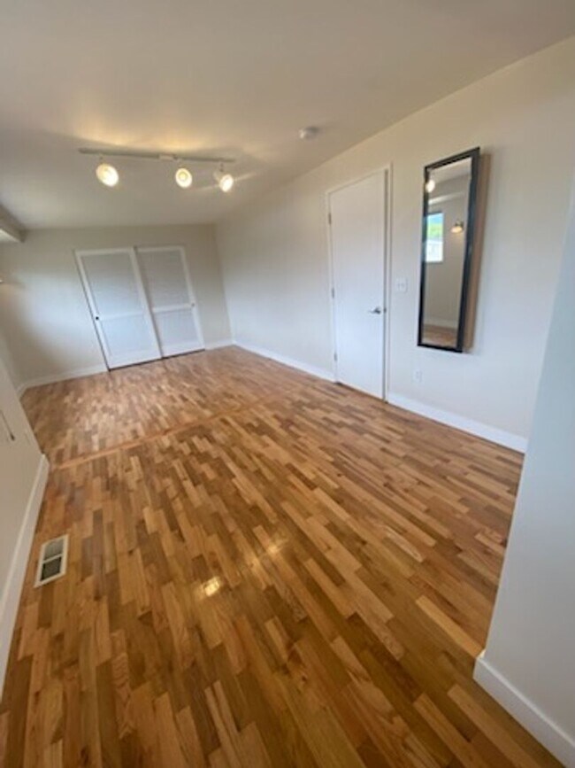 Building Photo - $3950 2520 SqFt, SFH/4BDR,2BA,office/Garag...