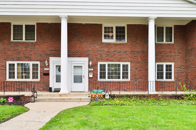 Primary Photo - 925 N Prairie Ave