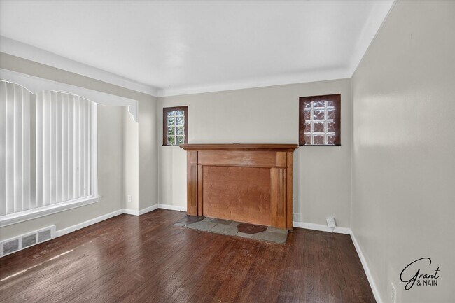 Building Photo - $1300 3 bedrooms