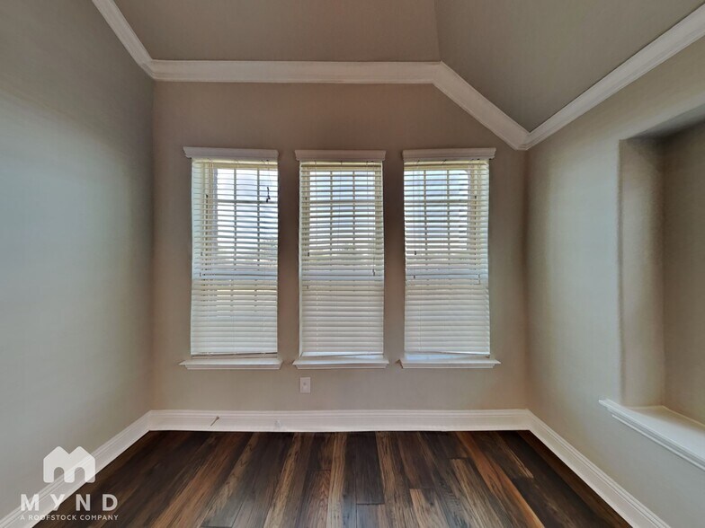 Building Photo - 523 Pineview Dr
