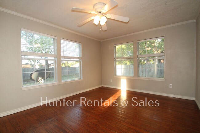 Building Photo - Charming Nolanville Cottage