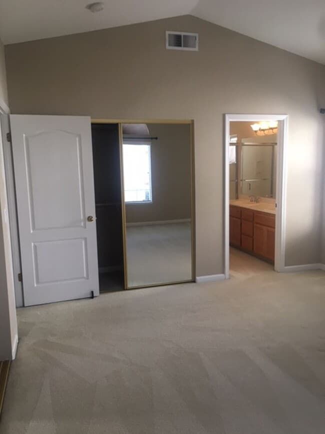 Building Photo - Outstanding 2 bd 2 bth Condo in prime Plea...
