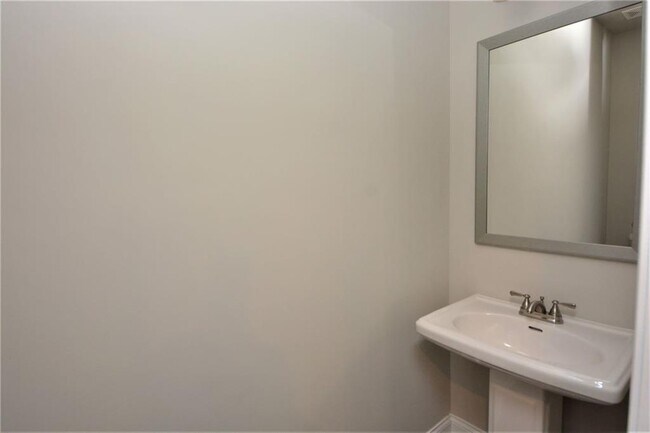 Building Photo - 2170 Manor Pointe Dr