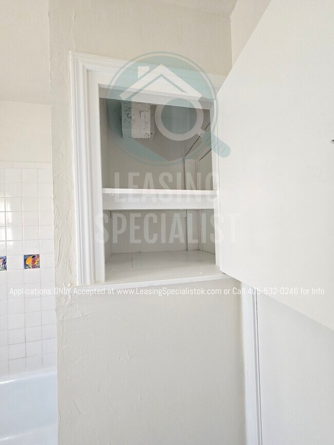 Building Photo - Spacious Village 3 Bed 2 Bath Home!