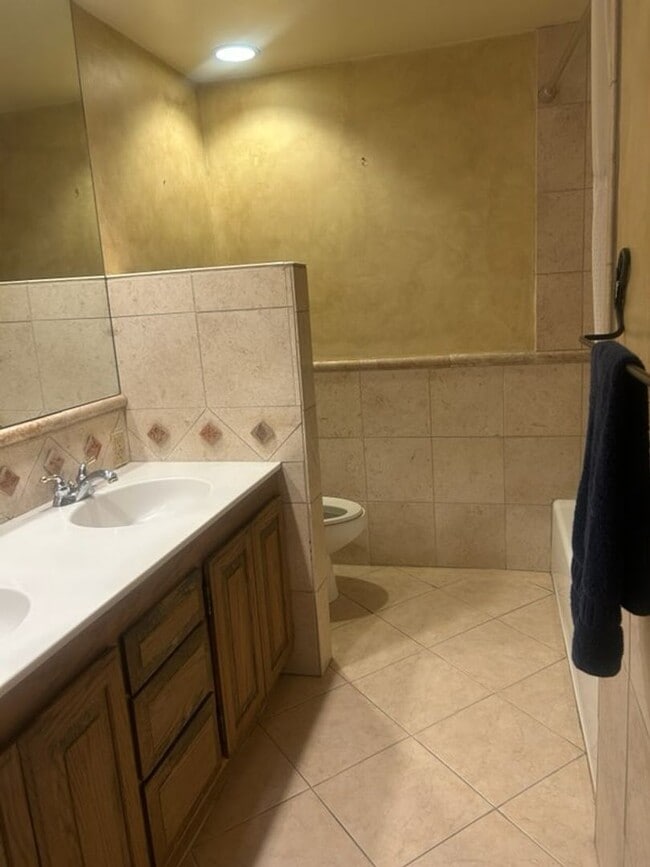 Building Photo - 3 Bedroom, 1 Bath home located in Glenwood Springs.