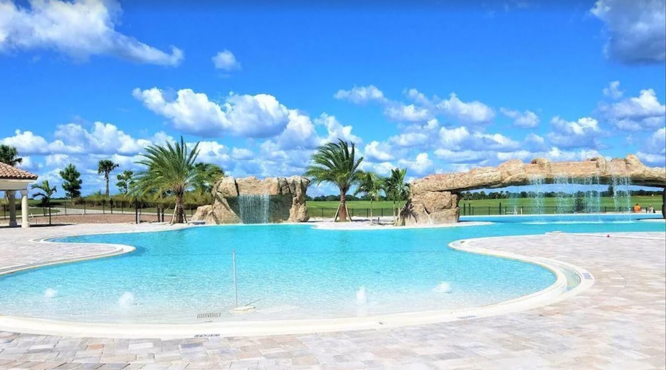 Main pool, 0 walk-in entry to 8ft depth - 17006 Vardon Ter