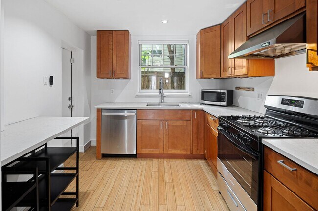 Building Photo - 3 Bedroom Rowhouse For Rent - New Bold